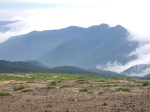熊野岳の稜線から見た雁戸山
