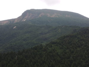 中丸山の山頂から見た熊野岳。ずいぶん下ったなぁ。