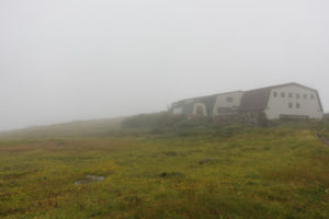 山頂小屋とトイレ：月山に登る　2014年－姥沢コース－