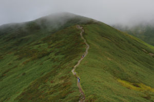 牛首から下る人たち：月山に登る　2014年－姥沢コース－