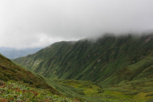 谷の奥は湯殿山方面：月山に登る　2014年－姥沢コース－