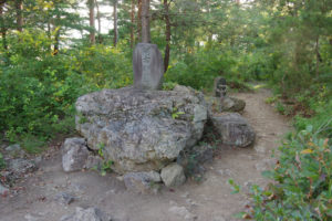 千歳山山頂の石碑
