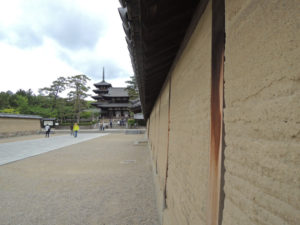 奈良、法隆寺へ行く：築地塀