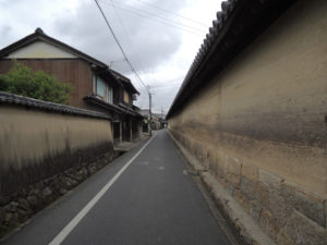 奈良、法隆寺へ行く：法隆寺の境内の外の通り