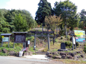 ここが登り口：上山市の三吉山に登る － 2014年秋