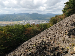 岩海と言われるガレ場：上山市の三吉山に登る － 2014年秋