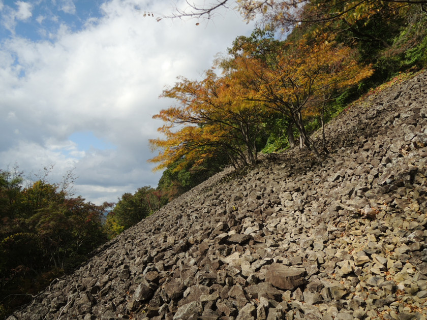 上山市の三吉山に登る － 2014年秋