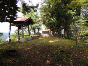 頂上に到着：上山市の三吉山に登る － 2014年秋