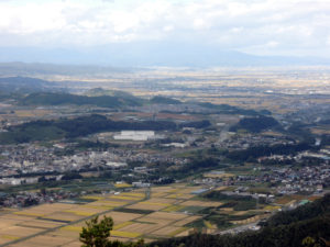 北西の方向を眺める：上山市の三吉山に登る － 2014年秋