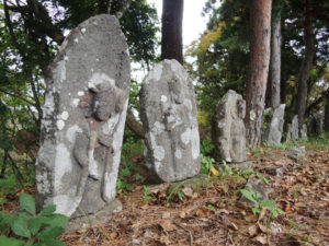 菩薩様らしき像が何体も並ぶ：上山市の三吉山に登る － 2014年秋