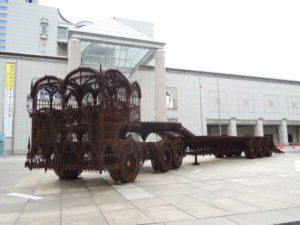 ヴィム・デルボア「Flatbed Trailer」：横浜美術館で『横浜トリエンナーレ2014』を観る