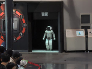 格納庫から登場：ASIMO（アシモ）：日本科学未来館を見学する