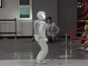かなり機敏に動く：ASIMO（アシモ）：日本科学未来館を見学する
