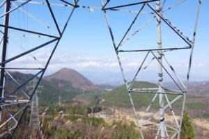 高圧線の鉄塔のそばを行く：県民の森から白鷹山に登る － 2014年11月