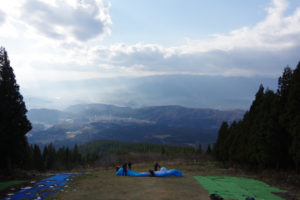 パラグライダーを広げ始めた：県民の森から白鷹山に登る － 2014年11月