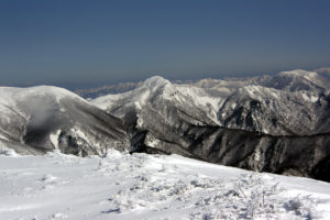 北側、神室方面：蔵王連峰（北蔵王）のカケスガ峰に登る ー 2015年3月