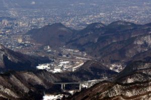山形市と山形自動車道：蔵王連峰（北蔵王）のカケスガ峰に登る ー 2015年3月