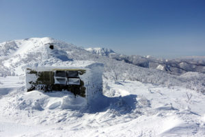 小屋の中は雪がビッシリ：蔵王連峰（北蔵王）のカケスガ峰に登る ー 2015年3月