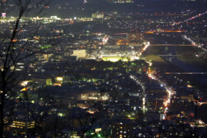 中央は山形市陸上競技場：山形市、千歳山からの夜景 － 2015年4月