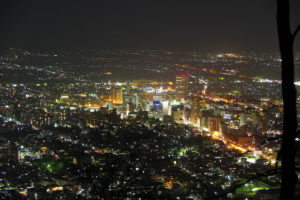 目立つビルは霞城セントラル：山形市、千歳山からの夜景 － 2015年4月