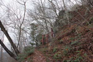 中腹にある千歳稲荷神社本殿：千歳山を登る － 2016年1月3日