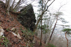 祠のそばにある巨岩：千歳山を登る － 2016年1月3日