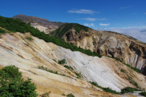 御釜の東側は山体が崩壊して荒々しい：蔵王の大黒天から刈田岳、御釜、熊野岳へ － 2016年7月