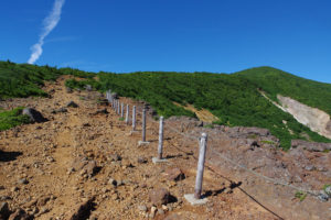 登山道は整備されているが、一部、火山礫の箇所も：蔵王の大黒天から刈田岳、御釜、熊野岳へ － 2016年7月