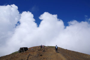 熊野岳頂上を目指す － 左は熊野岳避難小屋：蔵王の大黒天から刈田岳、御釜、熊野岳へ － 2016年7月