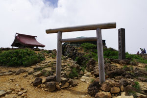 蔵王山神社 － たくさんのトンボが飛んでいた：蔵王の大黒天から刈田岳、御釜、熊野岳へ － 2016年7月
