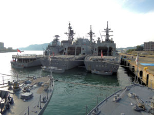 あけぼの（右）とあきづき（左）の甲板：海上自衛隊佐世保基地（倉島岸壁）を見学