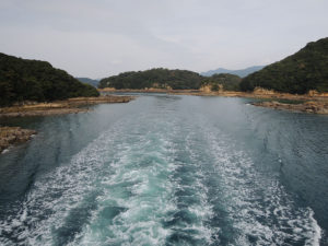 船尾で航跡を眺める：長崎県、九十九島遊覧クルーズ