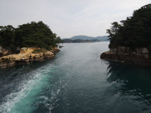 狭い入り江を抜ける：長崎県、九十九島遊覧クルーズ
