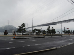 下関側から見た関門大橋：関門トンネルを歩く － 福岡県から山口県へ