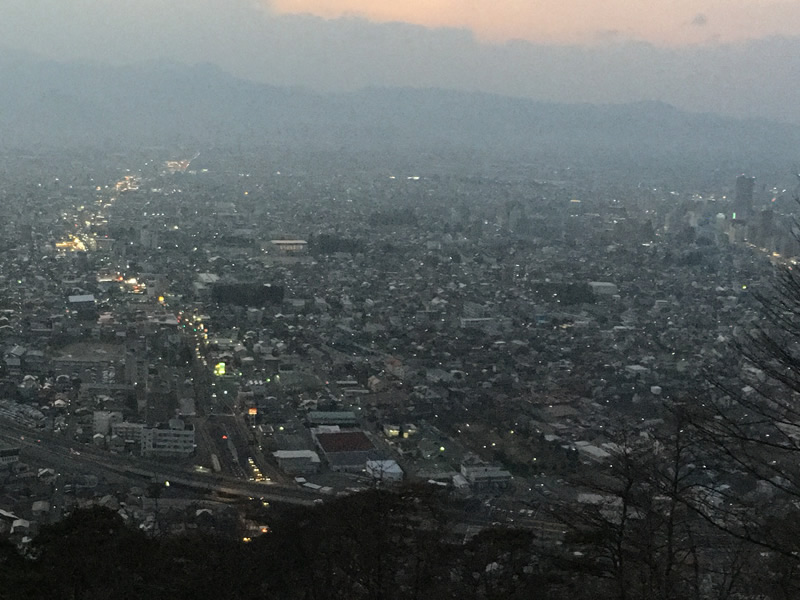 2017年正月の山形市、千歳山と富神山