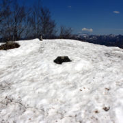 村山市の甑岳：山頂広場は雪に覆われている