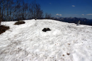 村山市の甑岳：山頂広場は雪に覆われている