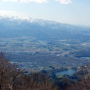 村山市の甑岳：中央付近に最上川が見える