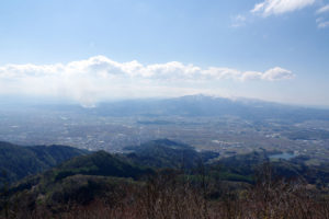 村山市の甑岳：葉山の裾から大きな煙が上がっていた