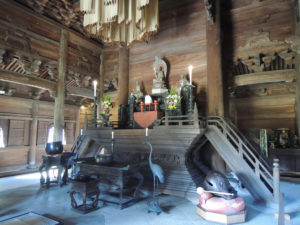 仏殿内部、中央には本尊釈迦三尊：高岡市にある瑞龍寺を参拝する