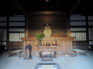 禅堂中央には曹洞宗祖道元禅師の木像：高岡市にある瑞龍寺を参拝する