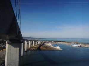 遠くには能登半島：富山新港に架かる新湊大橋