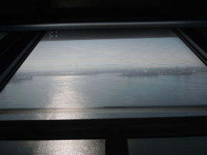 歩行者通路には窓が続く：富山新港に架かる新湊大橋