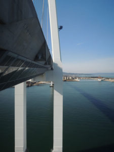 上は車道、下は歩行者通路：富山新港に架かる新湊大橋