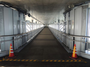 普通に生活道路として使われている：富山新港に架かる新湊大橋