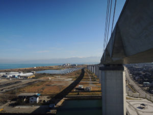 歩行者通路の踊り場から：富山新港に架かる新湊大橋