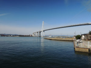 ここから対岸へ渡し船で行く：富山新港に架かる新湊大橋