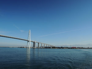 そろそろ、対岸に到着：富山新港に架かる新湊大橋