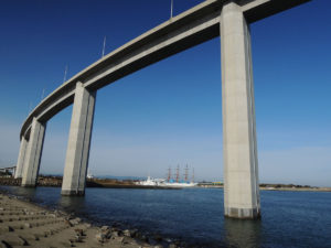 雲一つなく絵になる富山新港に架かる新湊大橋