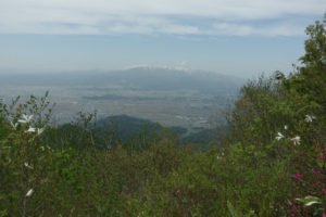 途中の見晴し：村山市の甑岳（こしきだけ）